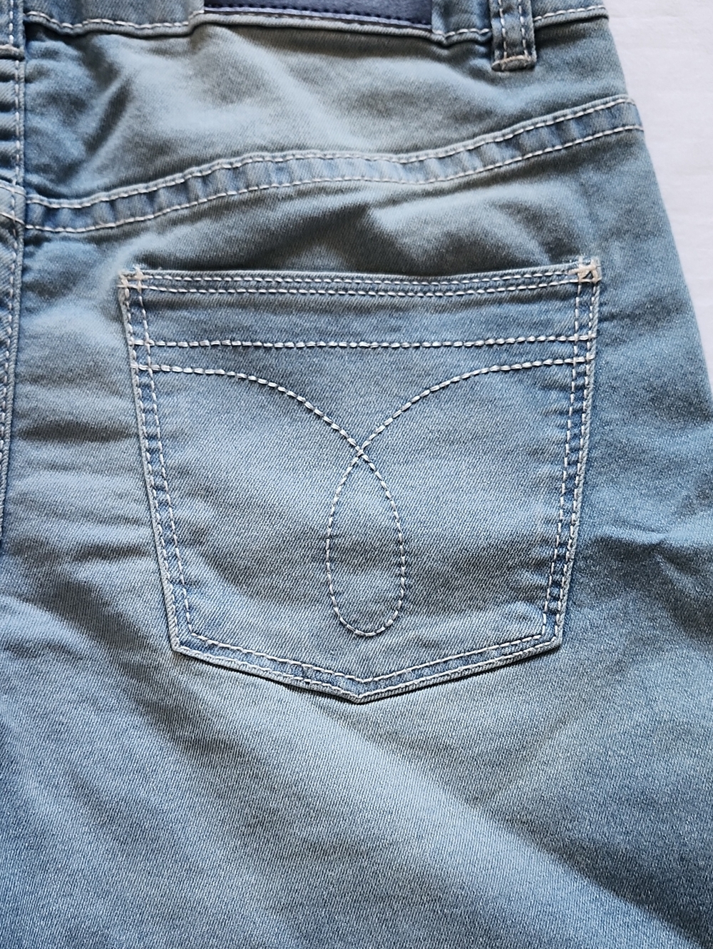 Calvin Klein Girls Mid Rise Bermuda Denim Shorts Medium Wash Size 10 NWT - Picture 3 of 15